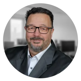 Portrait von Markus Lennartz, Gründer von nexivium und zertifizierter AI Engineer, vor einem dezenten KI-Hintergrund.